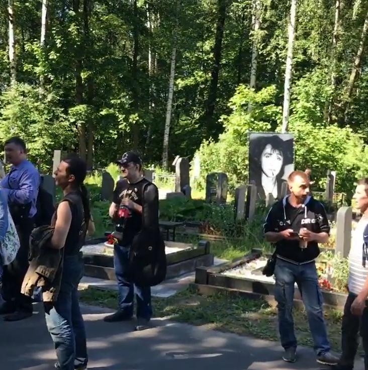 В день рождения Виктора Цоя его могилу посетили десятки петербуржцев. Как она сейчас выглядит (фото)
