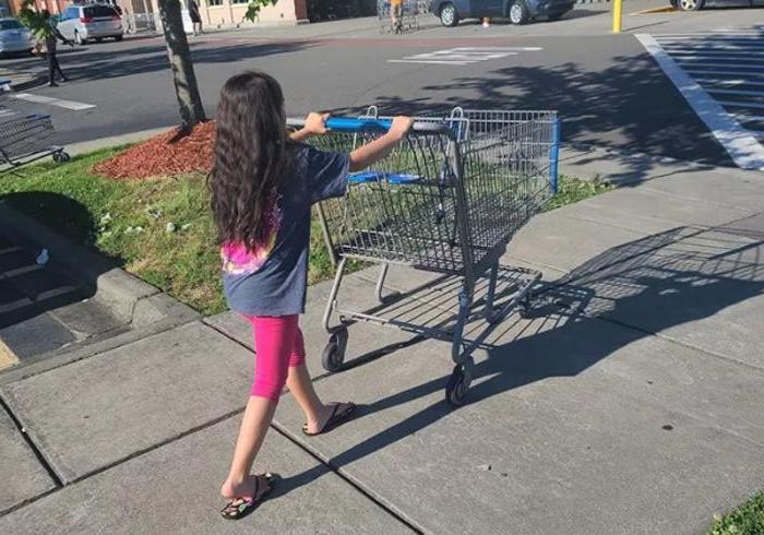 Поступок 8-летней девочки стал лучшим событием дня для работника супермаркета