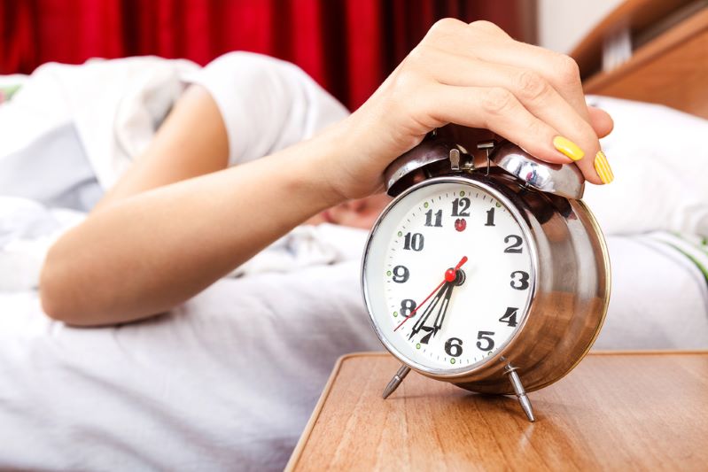 Сомнолог: на выходных спать на два часа дольше, по сравнению с буднями, вполне достаточно, чтобы компенсировать недосып