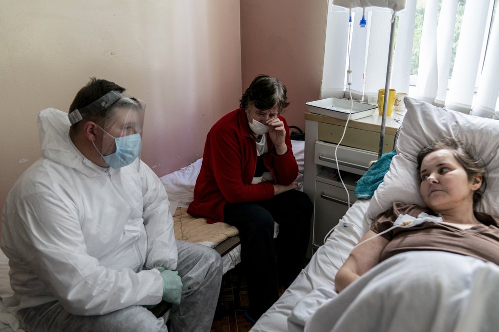 В масках, перчатках, а порой и в защитных комбинезонах: украинские священники вернулись к своим обязанностям