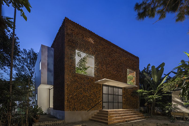 Чтобы улучшить качество воздуха, дизайнеры дома во Вьетнаме сделали стены из пустотелого кирпича и несколько  зеленых зон 