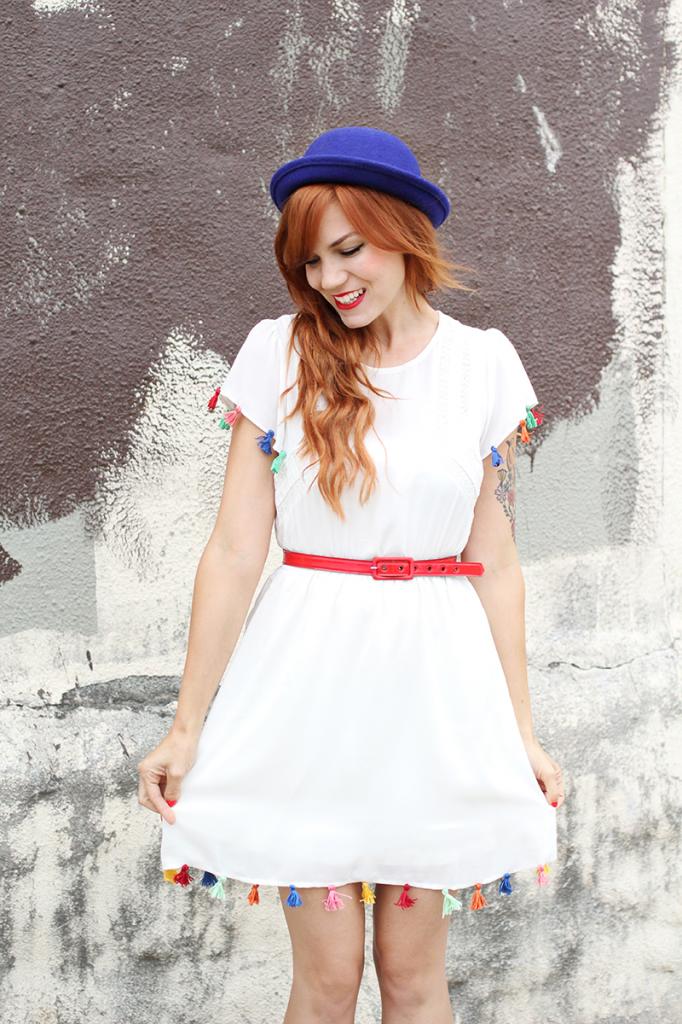 Базовое белое платье я украсила разноцветными кисточками в стиле бохо: получилось очень красиво, ярко и по летнему