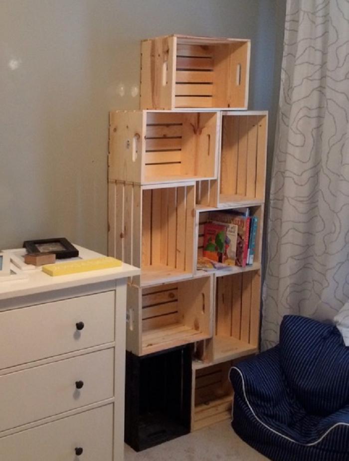 Взяла 8 ненужных ящиков и сделала книжный шкаф для сына. Вышел не только бюджетным, но и вписался в интерьер