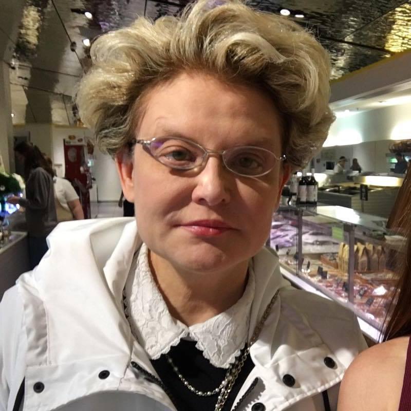 Признание Елены Малышевой в Instagram: звезда одевается так, чтобы понравилось ее маме