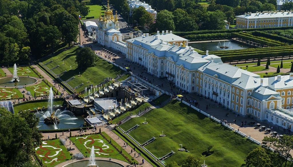 Любители гулять по Петергофу будут рады: музей-заповедник и все фонтаны на его территории начнут работать с 3 июля