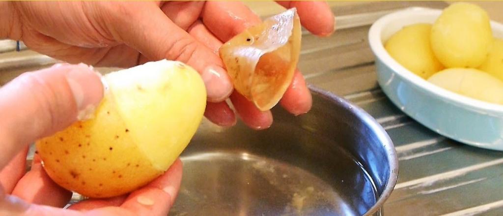 Устала чистить картофель: подруга посоветовала быстрый способ, теперь делаю только так