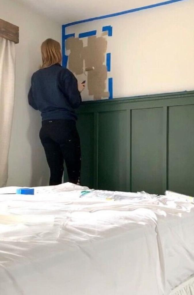 Обновила стену в спальне за 3 часа: сделала искусственные обои с помощью трафаретов