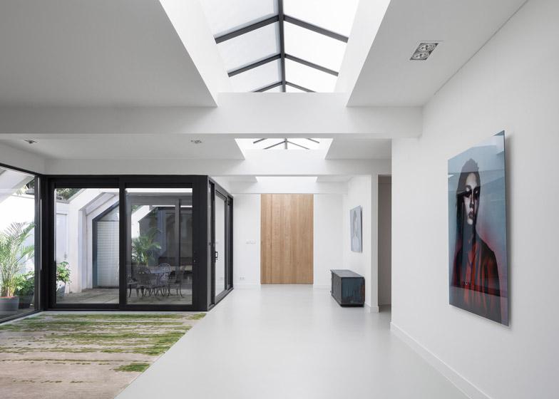 Дизайнеры переоборудовали гараж в квартиру с двумя спальнями в центре Амстердама. Что у них получилось: фото