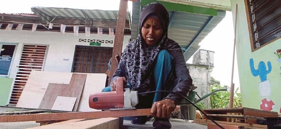 У 48 летней матери одиночки не было денег для пожертвований в школу, и она своими руками изготовила для детей мебель (фото)