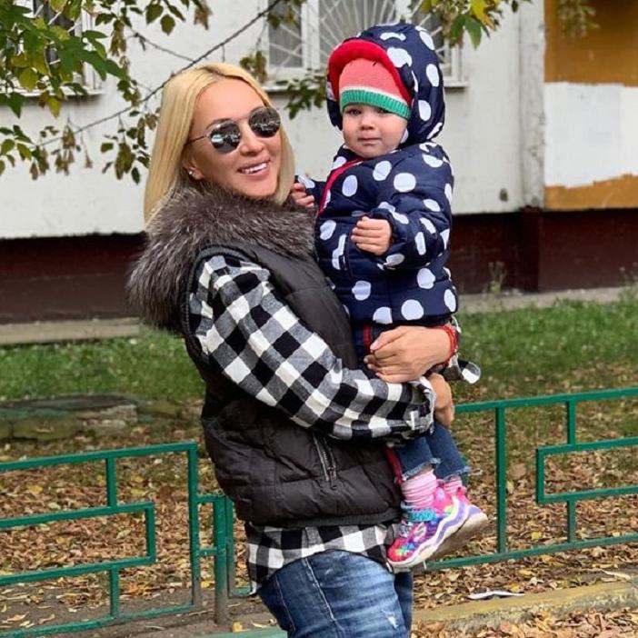 «Племянник целует тетю!»: Кудрявцева показала, как внук целует ее дочь (видео)