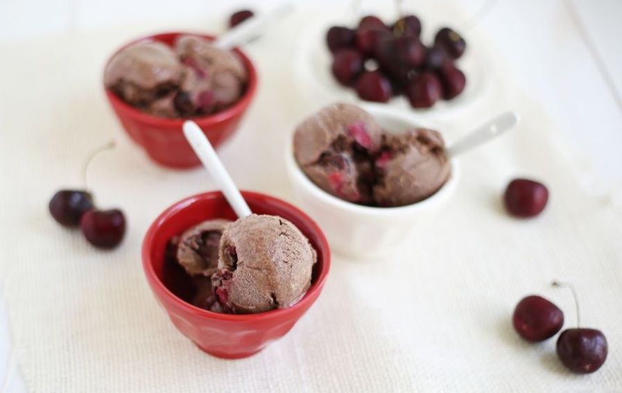 Приготовила насыщенное и вкусное мороженое со свежей вишней и темным шоколадом: оно очень приятное и свежее