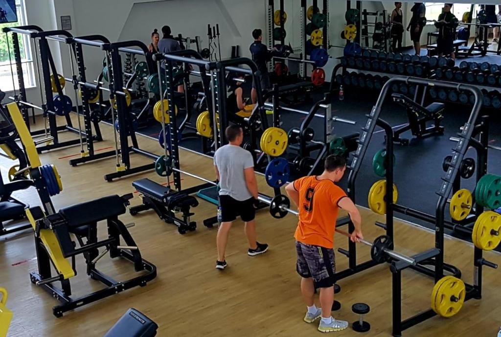 Тренер - в маске, спортсмены - нет: в Санкт-Петербурге открылись фитнес-залы, но потенциальные клиенты не торопятся продолжать тренировки