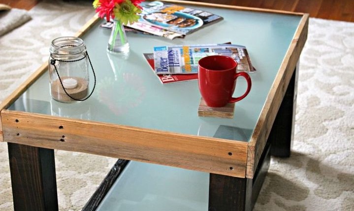 Из поддона и куска матового стекла муж сделал стильный кофейный столик