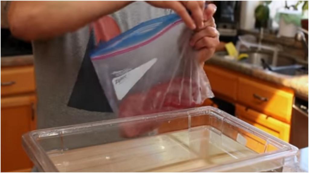Как герметично запаковать еду в пакеты для морозилки без специальных приспособлений? Просто окунуть в воду (лайфхак)