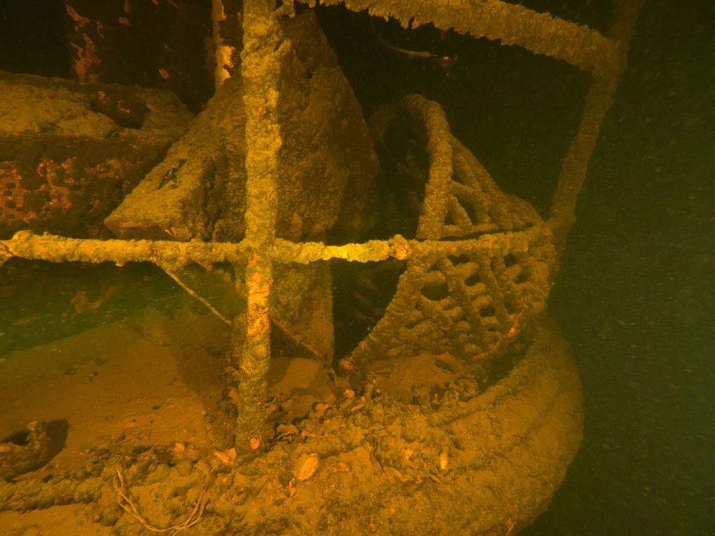 Со дна Ладоги достали 300-килограммовый якорь с затонувшего судна: находка отправилась в музей Валаамского монастыря