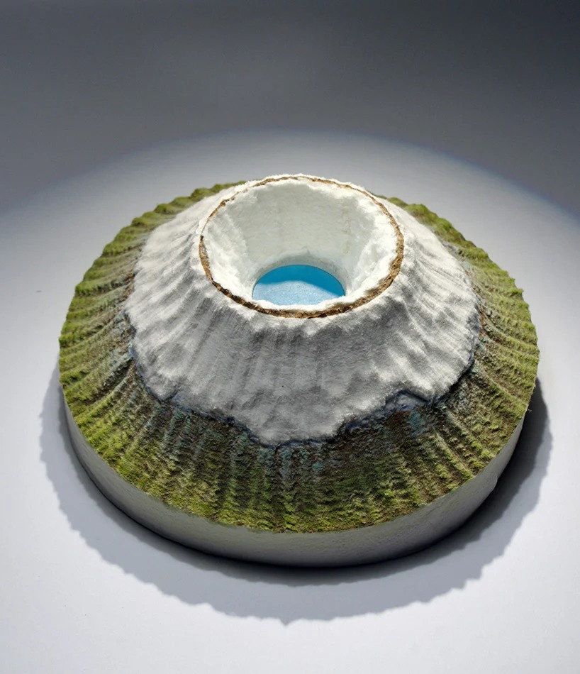 Художник Гай Ларами создает из туалетной бумаги модели вулканов: материал для первой работы ему пришлось  позаимствовать  в общественной уборной
