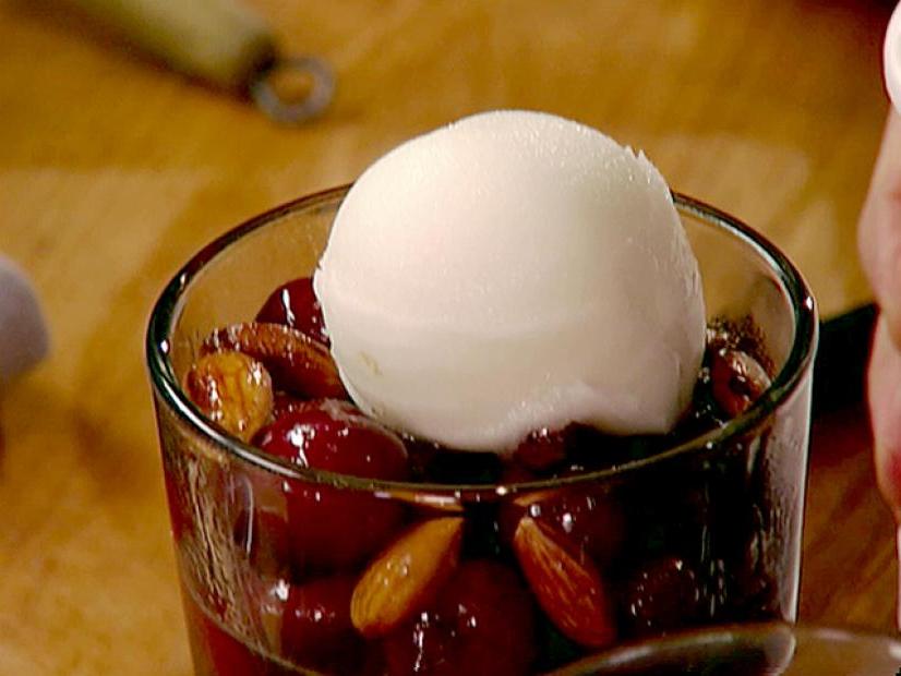 Когда противоположности сходятся в одно вкусное целое: рецепт горячей вишни с мороженым (плюс капелька алкоголя)