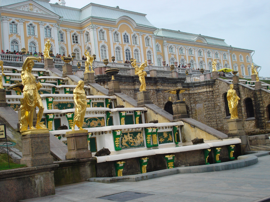 Любители гулять по Петергофу будут рады: музей-заповедник и все фонтаны на его территории начнут работать с 3 июля