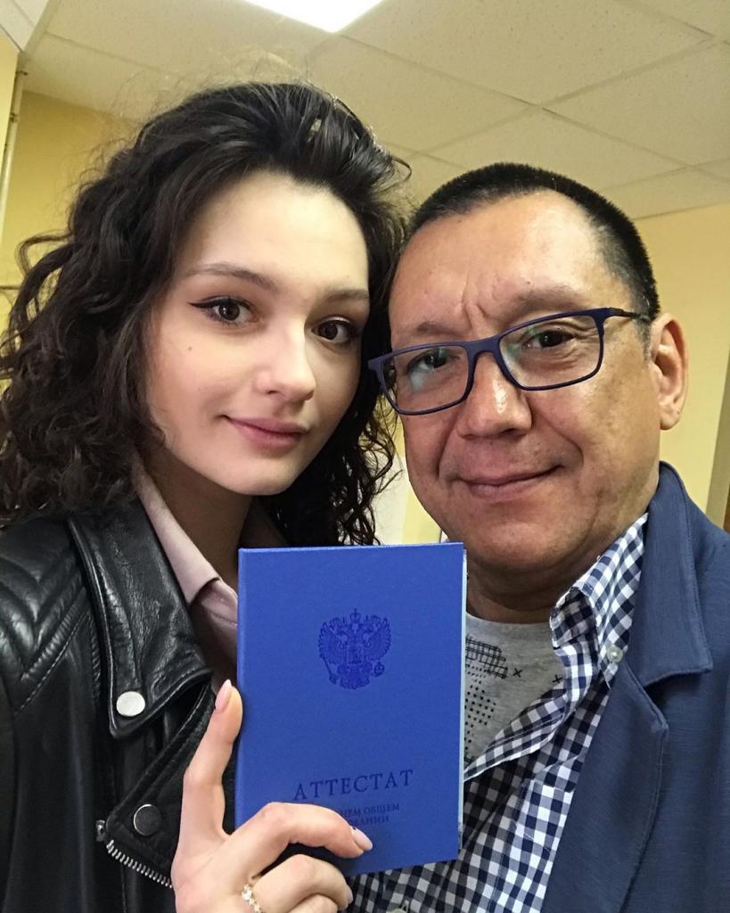 «Стыдно просить деньги у родителей»: дочь Кончаловского и Толкалиной перенесла свадьбу из за проблем с финансами