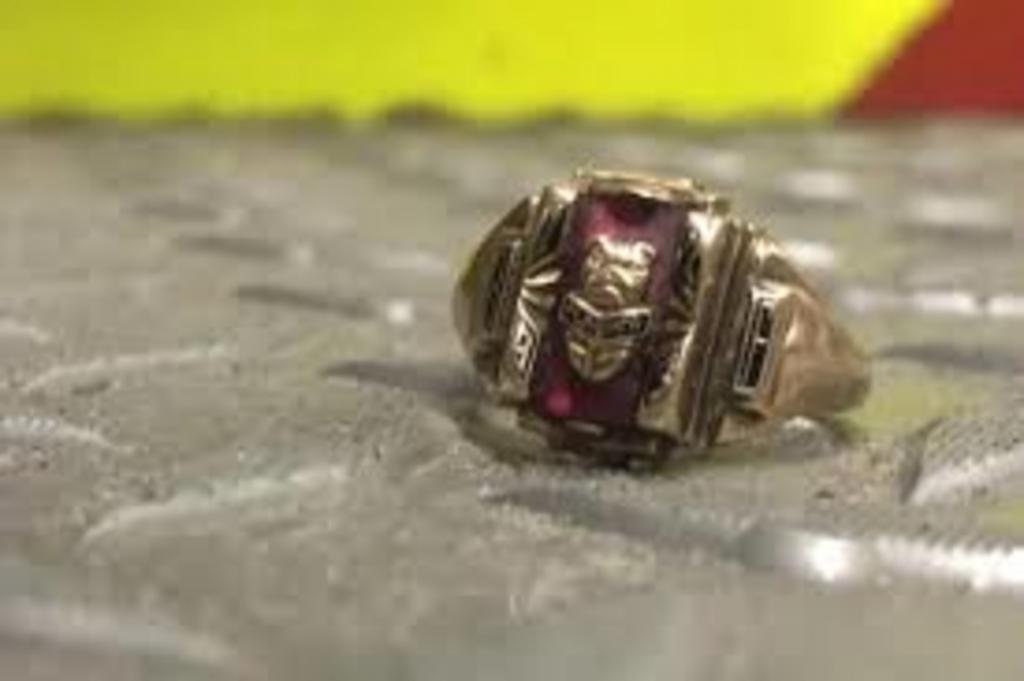 Женщина потеряла памятное выпускное кольцо, но оно вернулось через 45 лет
