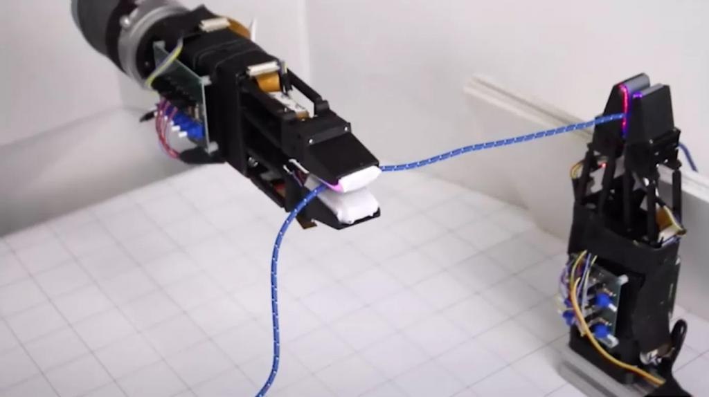 Заправить нитку в иголку, распутать клубок: исследователи создали полезное роботизированное устройство