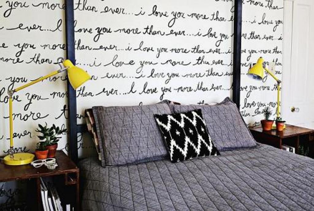 В простом интерьере спальни не хватало изюминки, и я придумала, как задекорировать одну из стен: получилось необычно и очень стильно