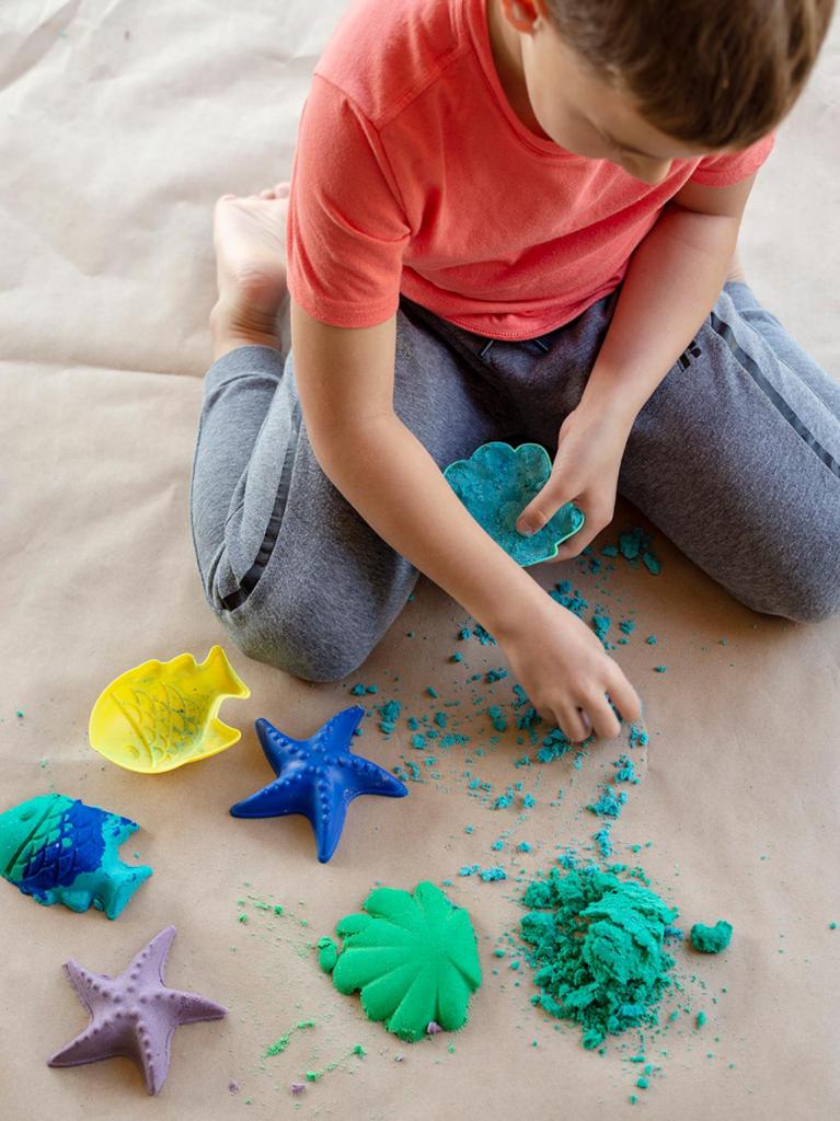 Сделала для детей кинетический песок красивых ярких цветов: это очень просто и намного экономнее, чем покупной песок