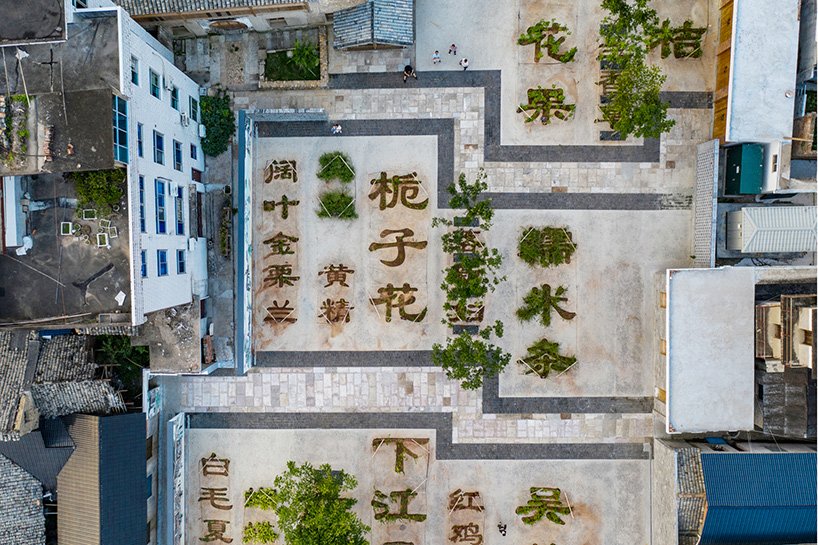 На общественной площади в Китае высадили травяной сад в виде иероглифов: раньше здесь был старый рынок