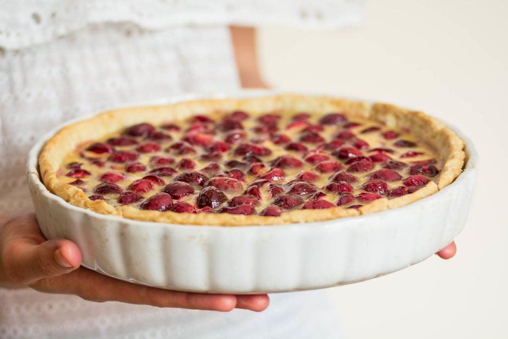 Не пропустите сезон спелой вишни, чтобы испечь вкуснейший пирог с ягодами и заварным кремом: мой семейный рецепт