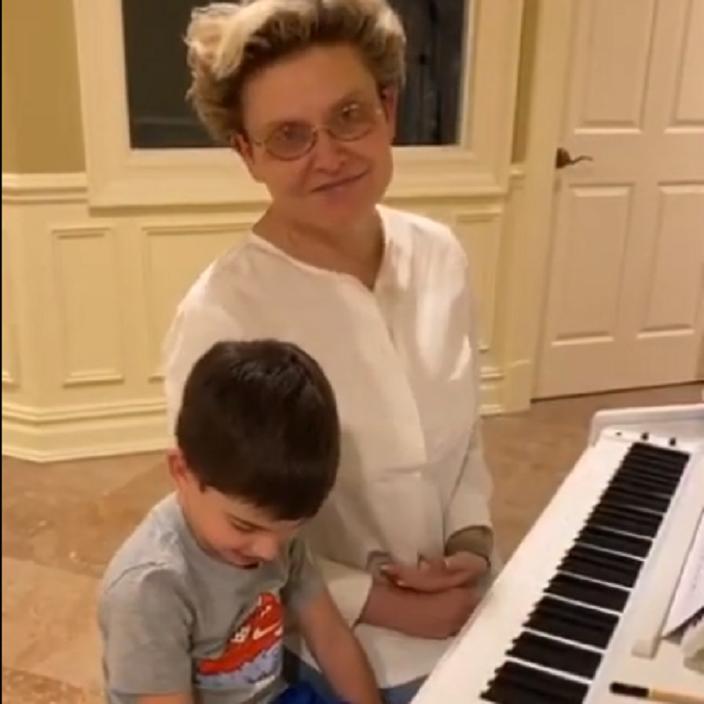 Телеврач Елена Малышева сыграла в четыре руки с внуком на пианино: мне понравилось (видео)