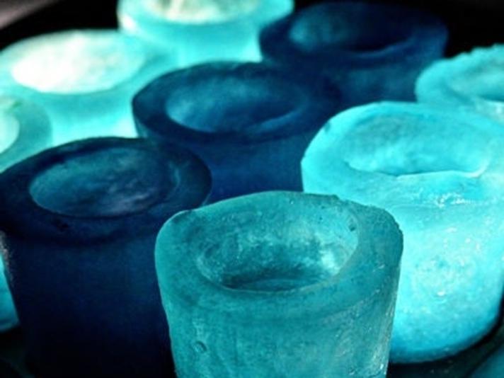 Незаменимый лайфхак для летней вечеринки: как сделать красивые рюмки из чистого льда