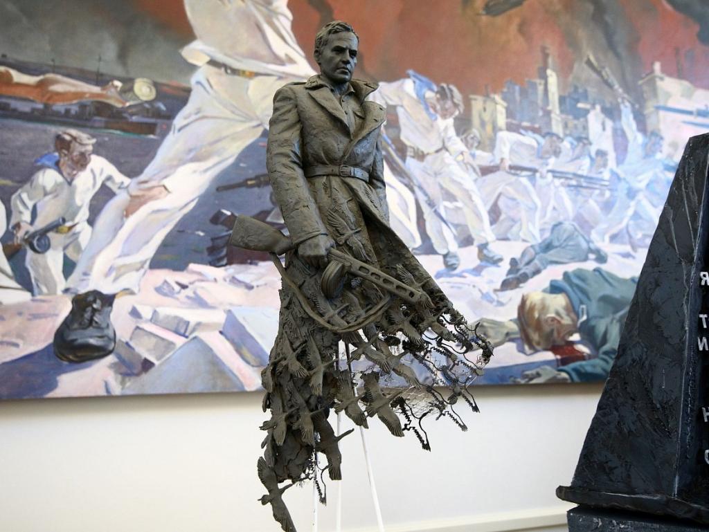 Фигура солдата превращается в стаю журавлей: новый монумент под Ржевом