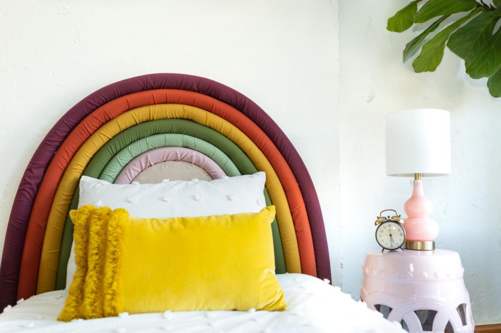 Для детской кровати сделали дома мягкое изголовье в виде радуги: смотрится очень мило