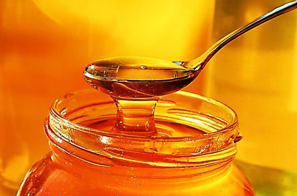 Покупая мед на рынке, всегда проверяю его на натуральность с помощью воды: простой метод не подвел ни разу