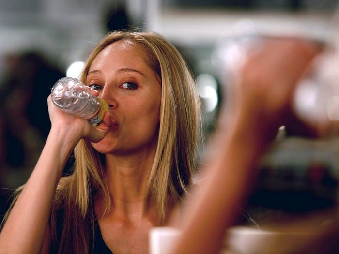 Если выпив много воды, вы почувствовали растерянность и дезориентацию, немедленно обратитесь к врачу. 8 признаков, что вы пьете слишком много воды
