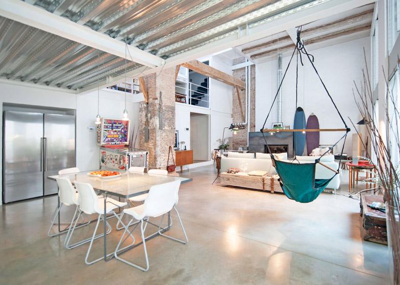 Архитекторы превратили бывший молочный завод в дом в стиле лофт с подвесным креслом и стеклянными стенами (фото)