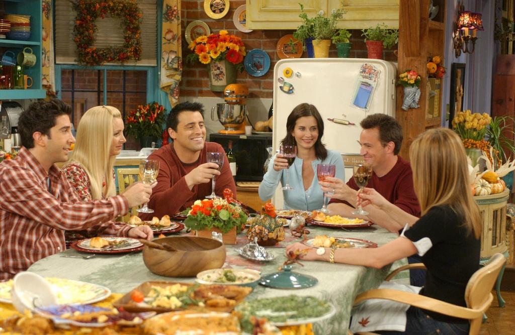 С днем благодарения “Друзей”: фанаты шоу увидят необычную книгу с рецептами блюд, которые готовили в сериале