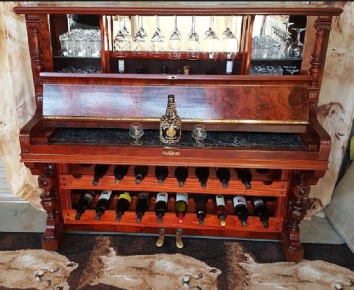 На чердаке давно пылилось старое пианино: муж достал и сделал из него бар