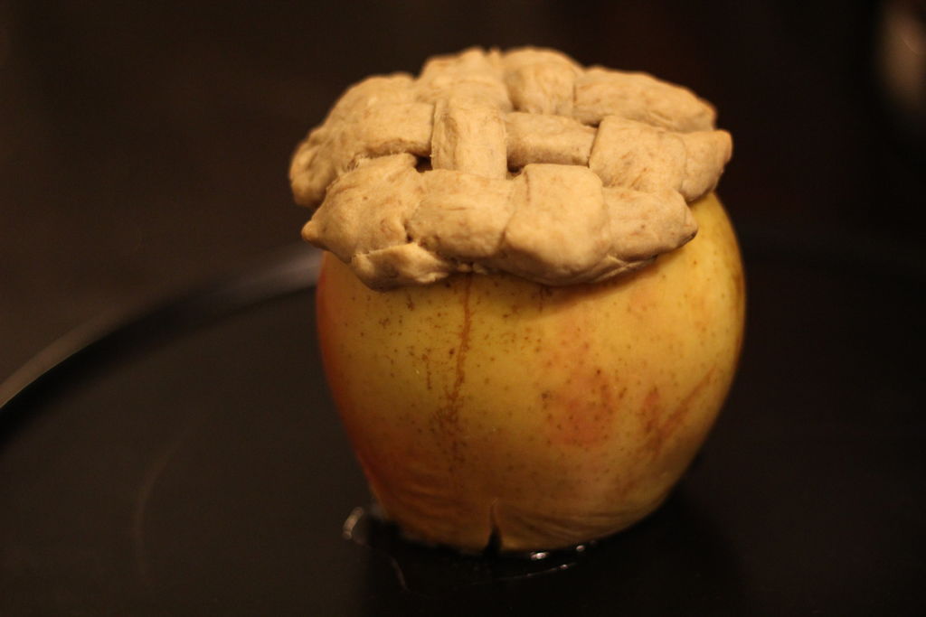 Яблочный пирог внутри настоящего яблока: рецепт интересного десерта