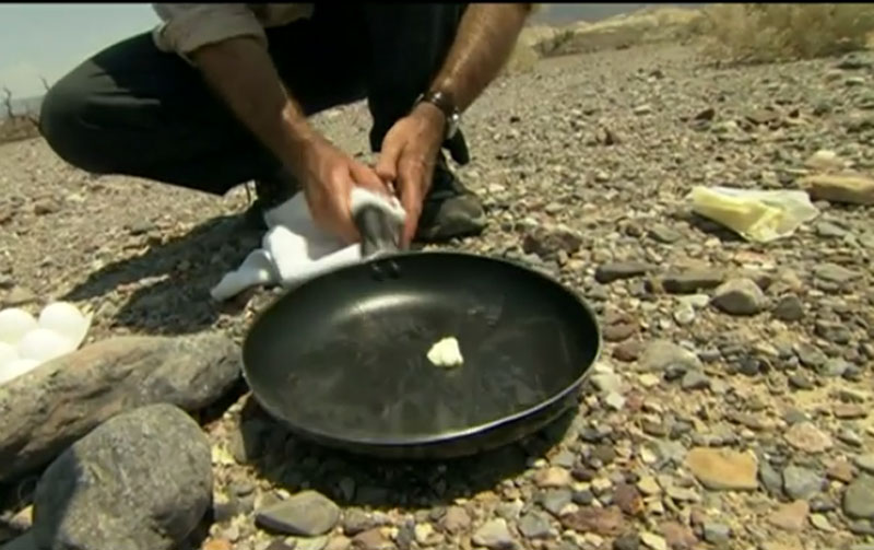 В Долине Смерти 59 градусов жары: мужчина пробует пожарить яйца под солнцем без плиты