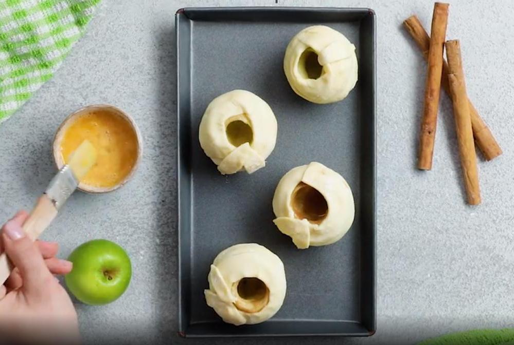 Простой рецепт печёных в тесте яблочек с карамелью внутри: дети в восторге