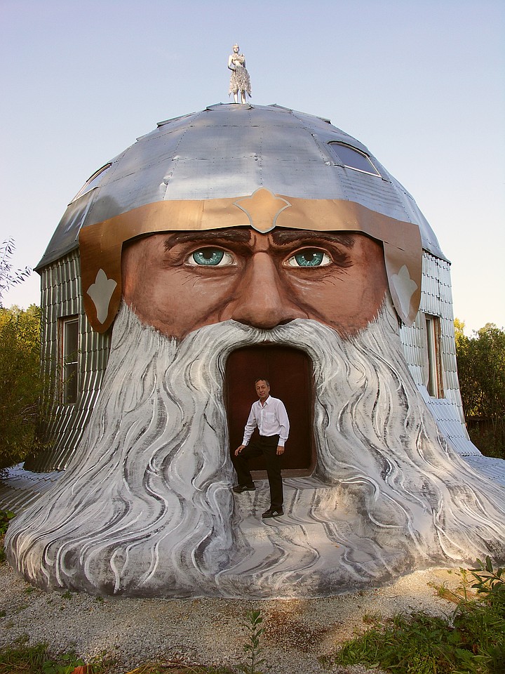 Побывать в мире сказок Пушкина поможет умелец из Миасса: он создал 11-метровый домик в виде головы Святогора