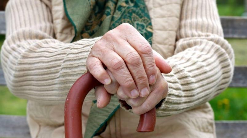 88-летняя бабушка из-за обиды на родственников ушла жить к разносчице пенсии: сострадание или корысть со стороны 