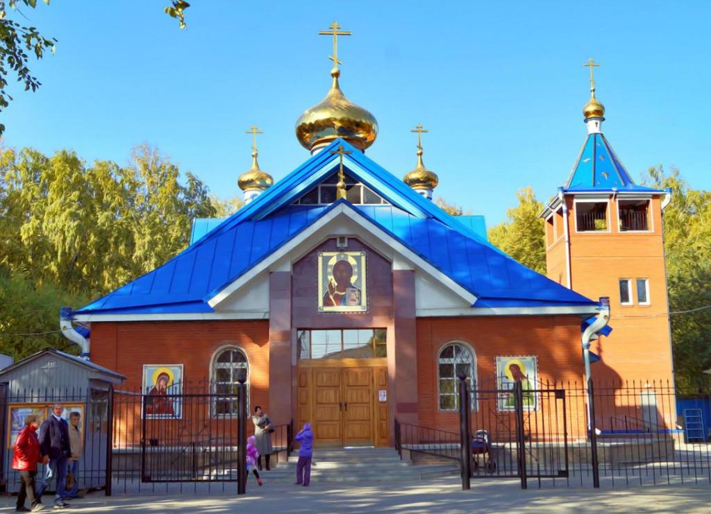 Икону написала послушница. В Успенский храм Новосибирска доставлена икона Святых царственных страстотерпцев