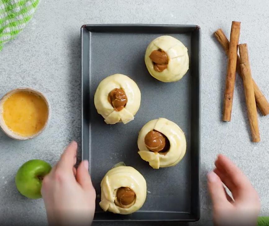 Простой рецепт печёных в тесте яблочек с карамелью внутри: дети в восторге