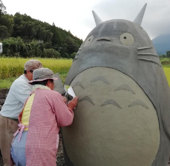 Бабушка и дедушка из Японии сделали своим внукам гигантского Тоторо, героя мультфильмов