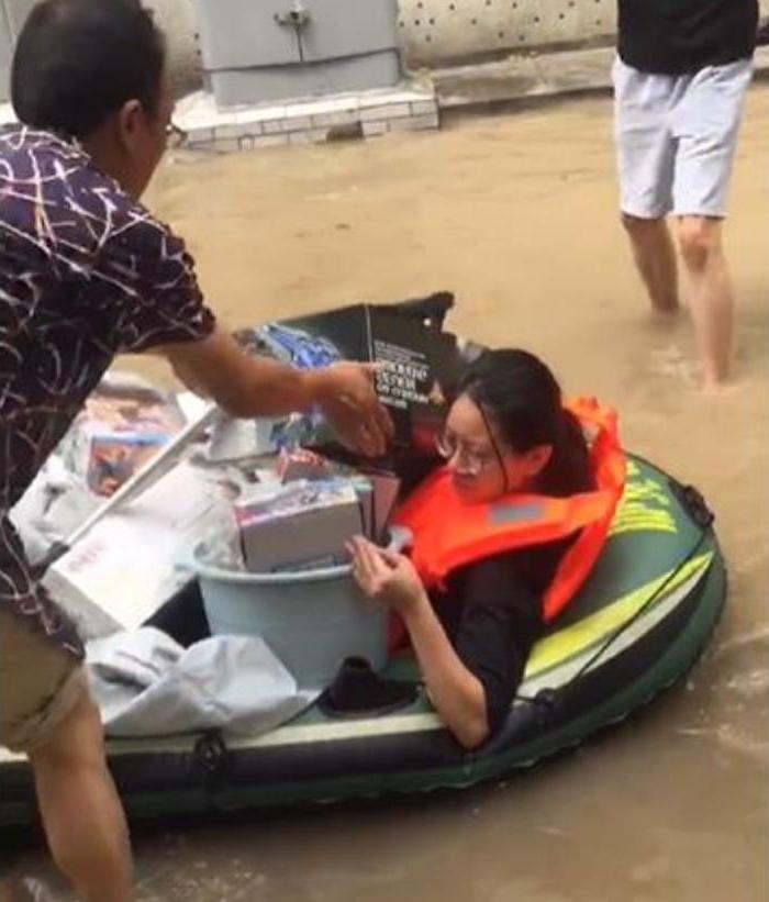 Настоящая любовь: китаянка разбила окно, чтобы забрать коллекцию игрушек своего мужа во время наводнения