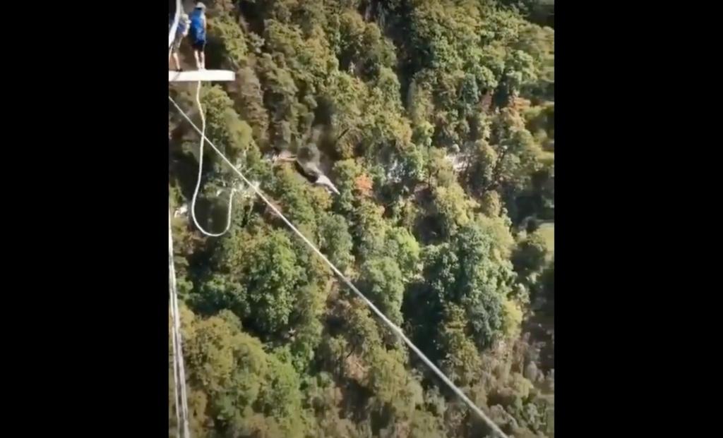 Возраст не преграда: пенсионер прыгнул с 207-метровой тарзанки в Сочи (видео)