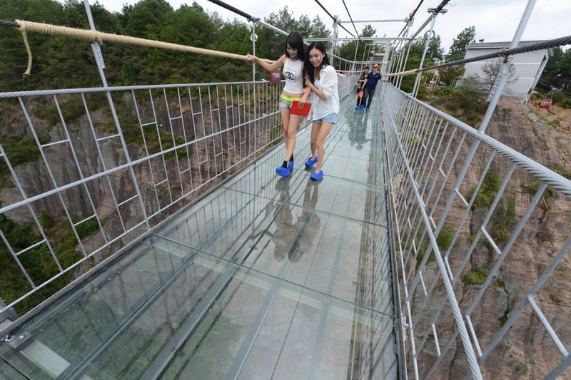 В Китае открылся подвесной стеклянный мост и сразу установил несколько мировых рекордов
