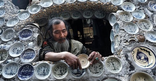 Вьетнамец решил украсить дом и полностью отделал его… тарелками  
